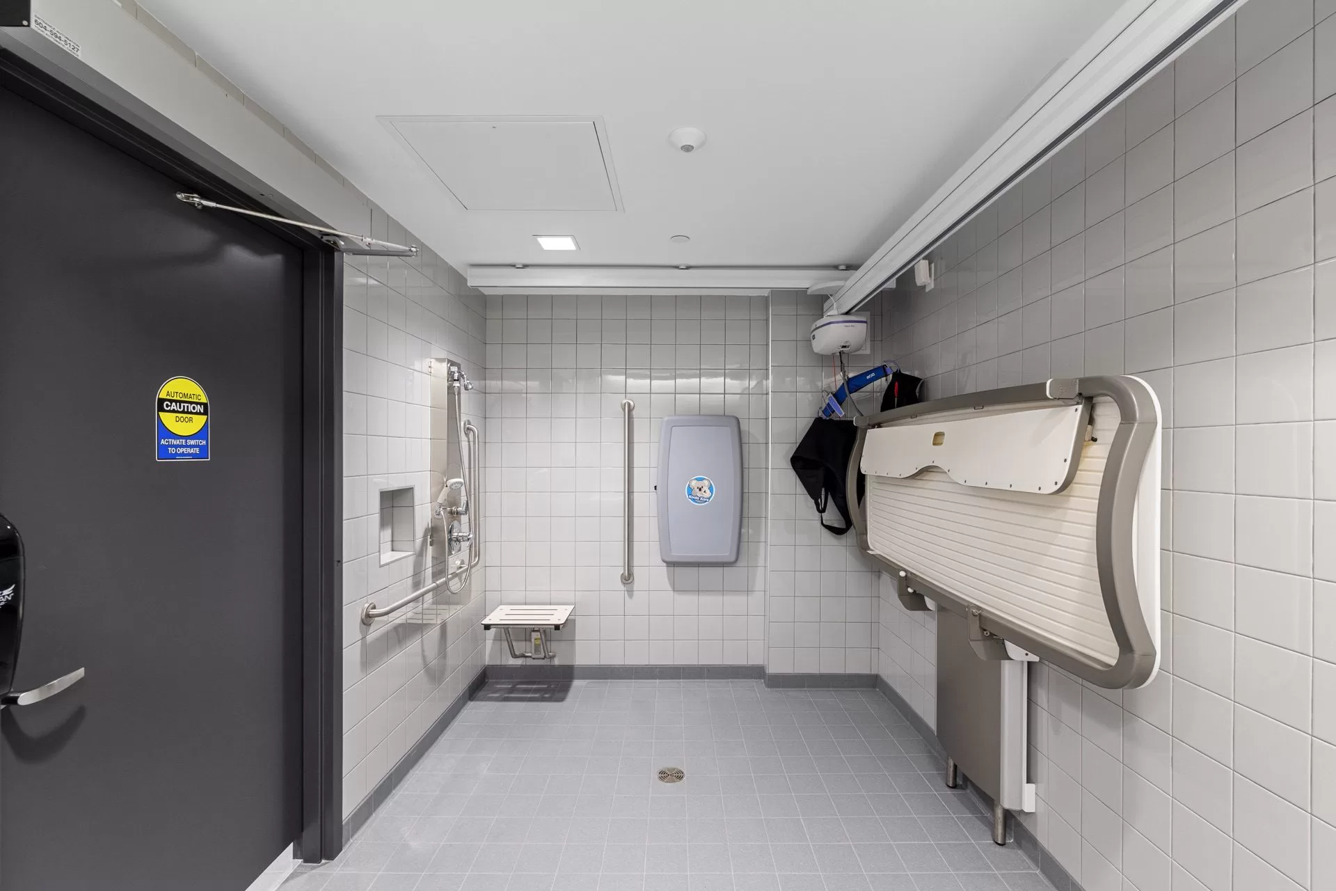 Bonsor Washrooms — interior 4
