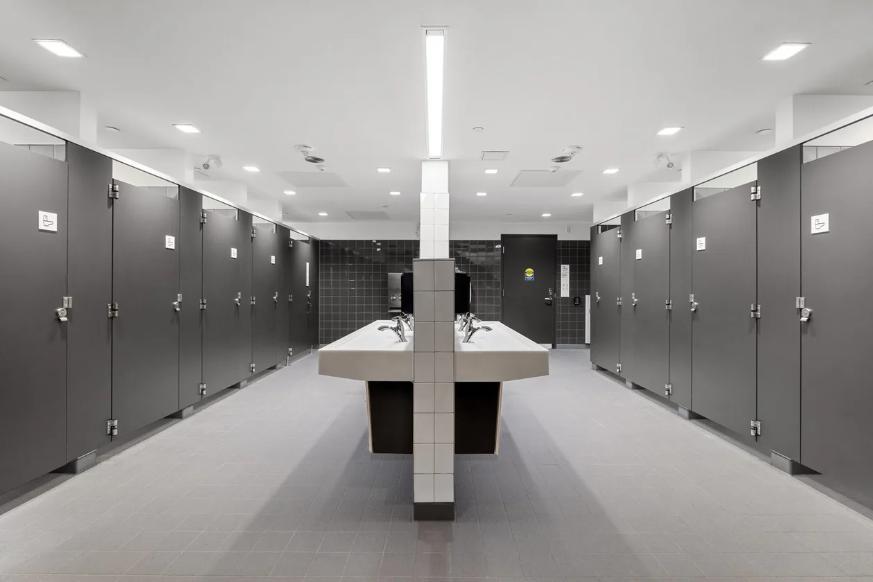 Stall corridor with a central double-sided washbasin column