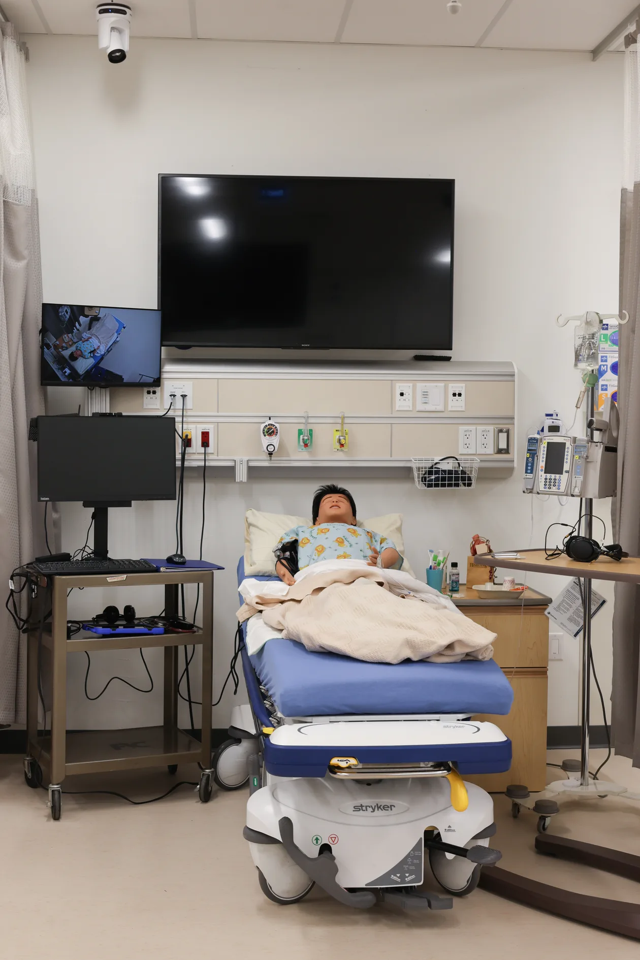 Simulation bay with manikin, wall display and headwall services