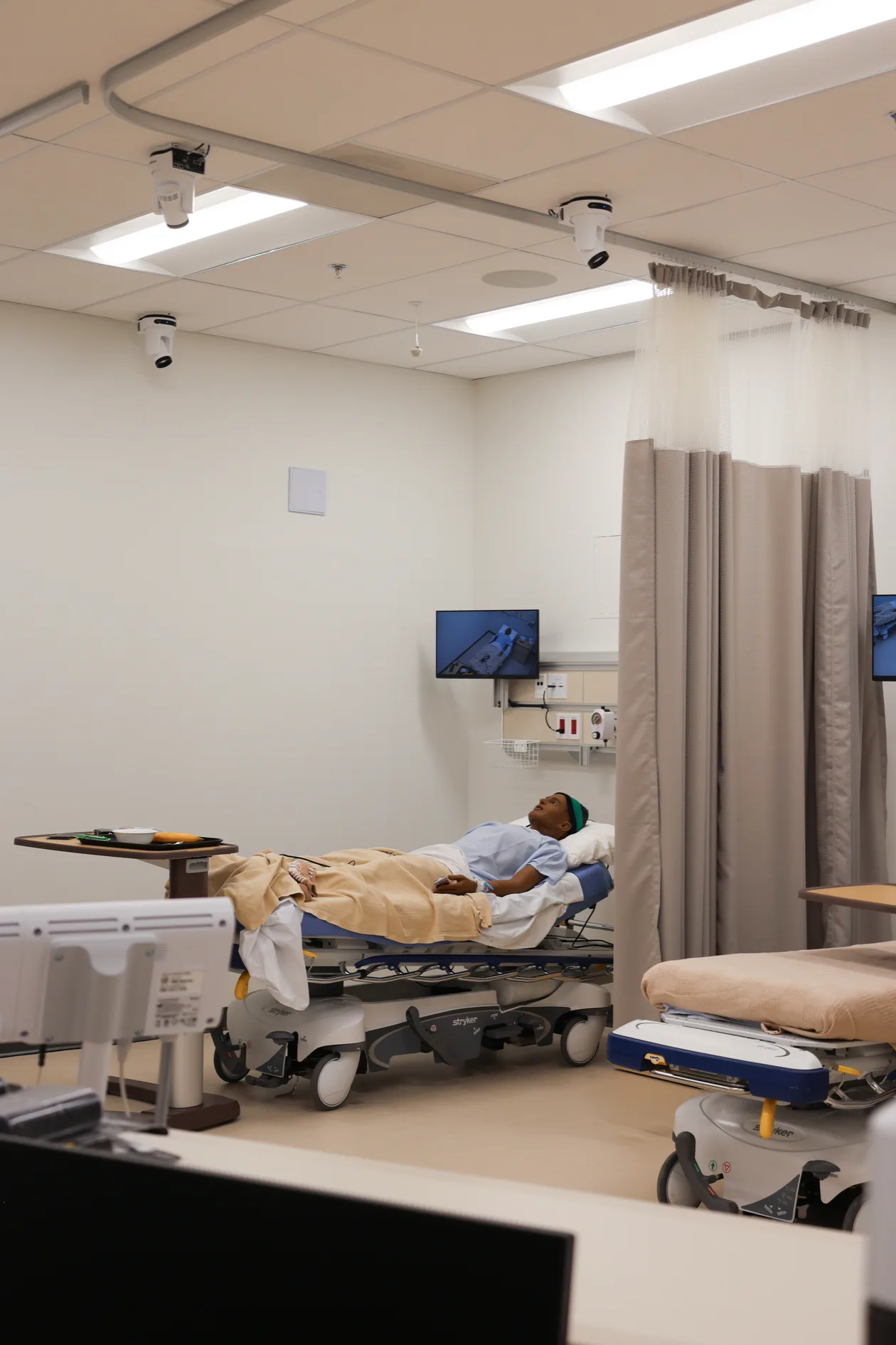 Simulation bays with patient manikin, privacy curtains and monitors